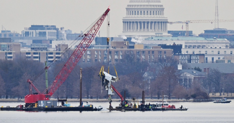 Equipment malfunction, dropped messages looked at by NTSB in midair crash near D.C.
