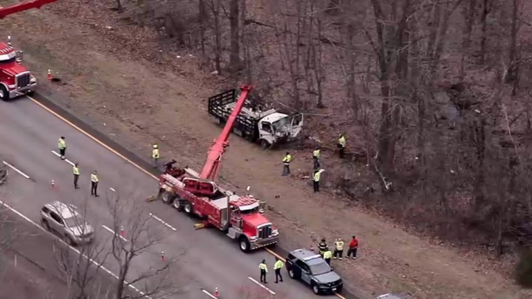 Crash shuts down I-495 in Bolton
