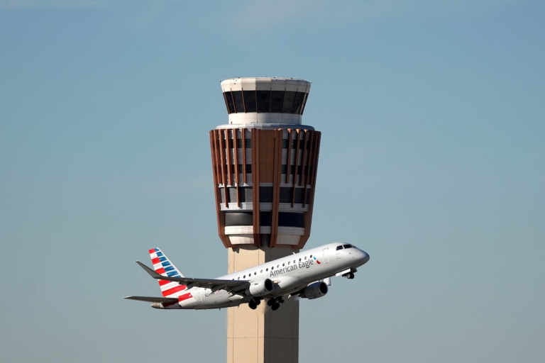 As shutdown goes on, ‘Up to 15 or 20′ air traffic controllers are retiring daily, official says