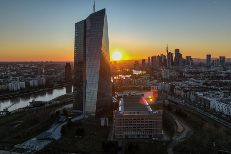 ECB Encourages Banks to Test Lending Offers as Reserves Shrink