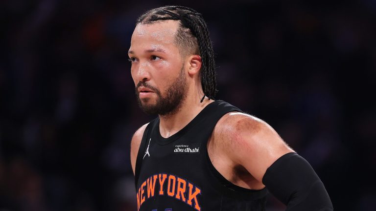 Knicks, Spurs win to defend home court